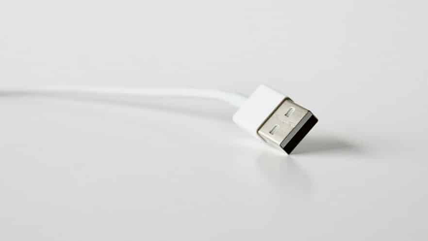 כבל USB פשוט מונח על שולחן ללא רקע בכלל