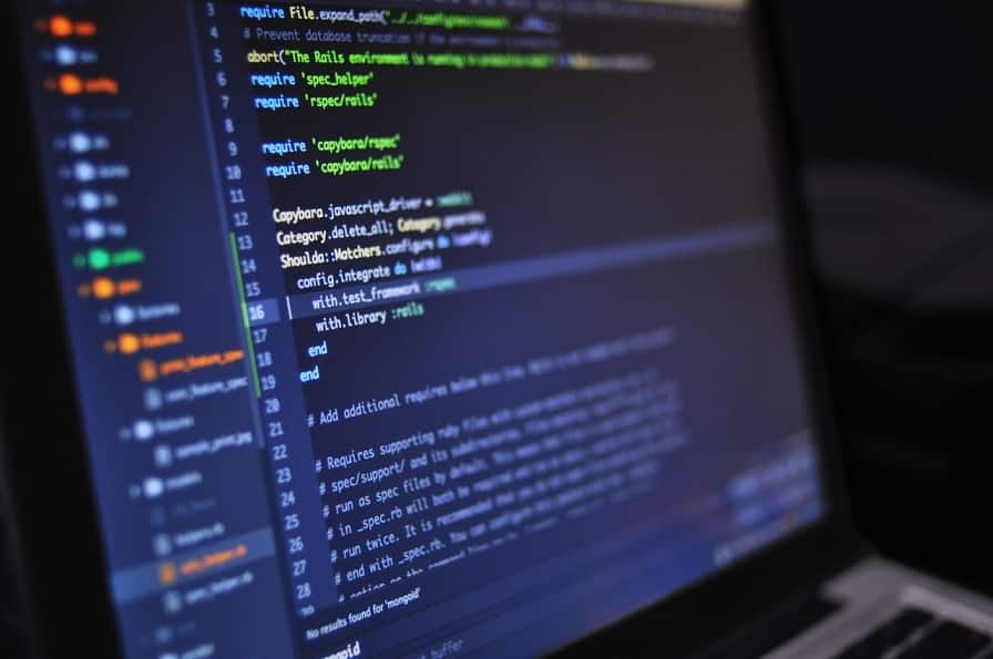 מסך של מחשב שמופיע עליו קוד שכתוב בשפת תכנות