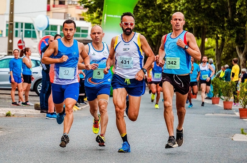 קבוצה של גברים בגופיות רצים ברחוב