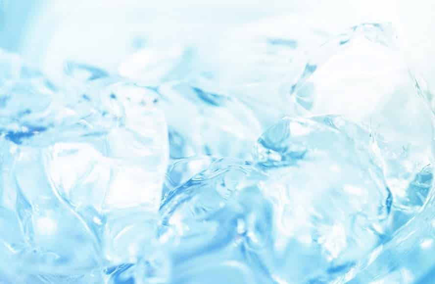 קוביות קרח מוארות באור כחול בהיר וחזק