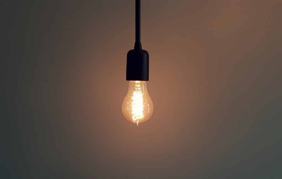 מנורה חשמלית דלוקה שתלויה מהתקרה אילוסטרציה של שאלה