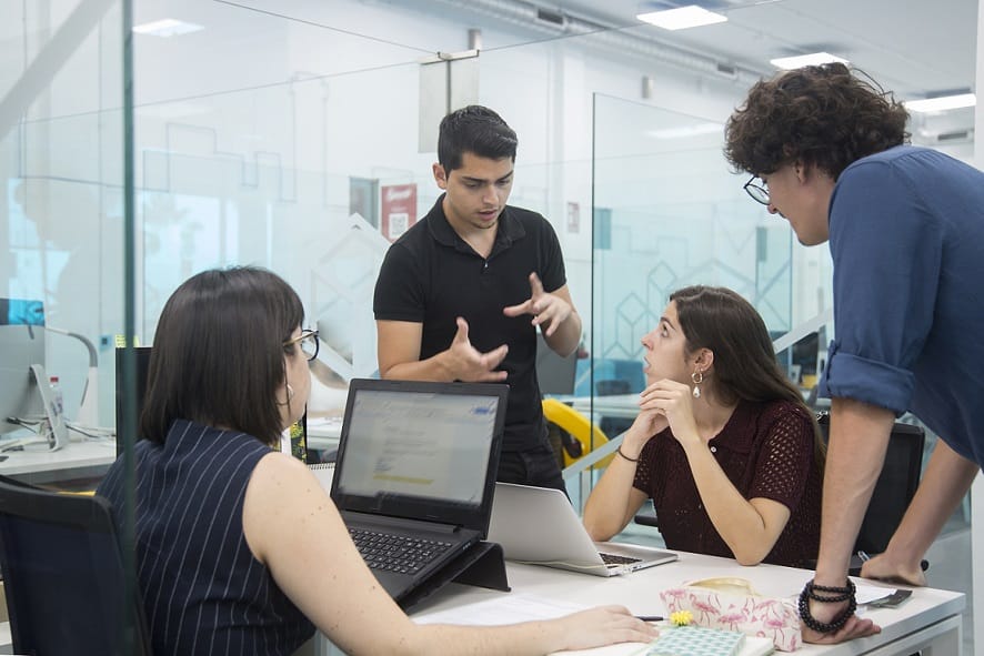 חבורה של 4 אנשים מתדיינת על מדריכים שונים