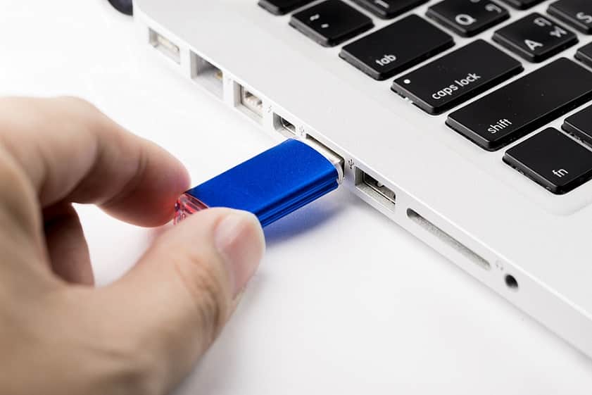 יד מחשב קישורית של USB לשקע המתאים