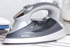 מגהץ אדים Maytag M400 עם זמן חימום מהיר ואפשרות לגיהוץ אנכי