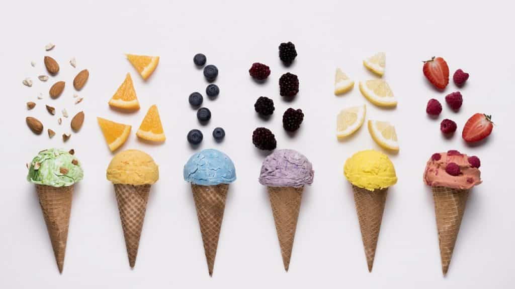 גלידות במגוון טעמים וצבעים בשורה