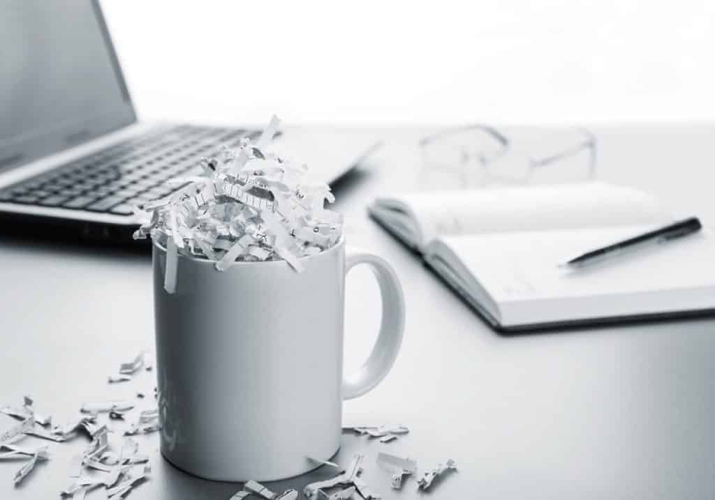 כוס קפה מחשב נייד ויומן מונחים על שולחן