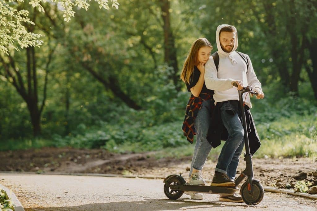 אח ואחות רוכבים ביחד בדרך חזרה מבית הספר