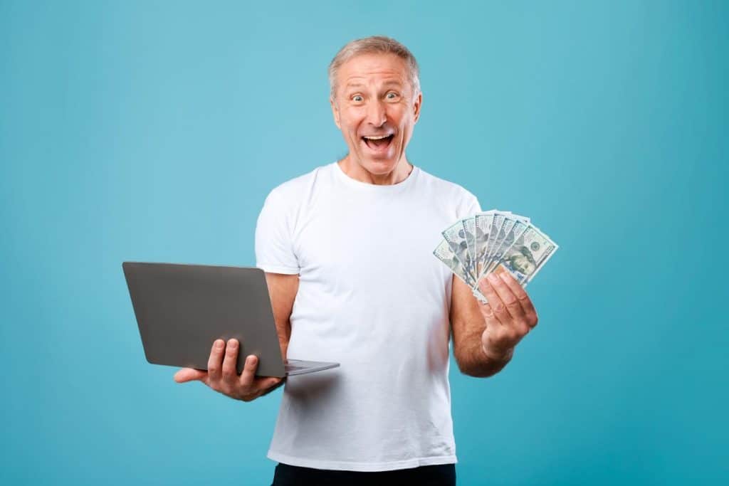 איש מבוגר ושמח שקיבל החזר כספי מהאתר של אמזון