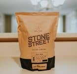 פולי קפה שלמים בצלייה חזקה של Stone Street