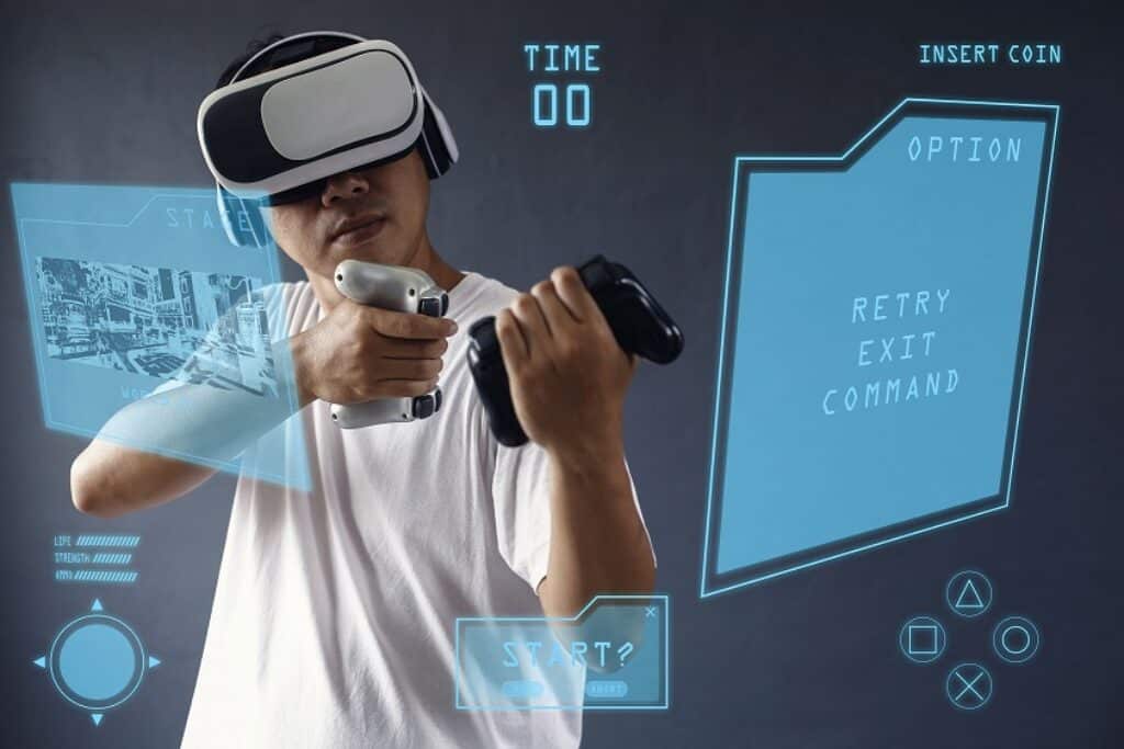 בחור מרכיב משקפי מציאות מדומה ומחזיק שלטי משחק מול מסך כחול