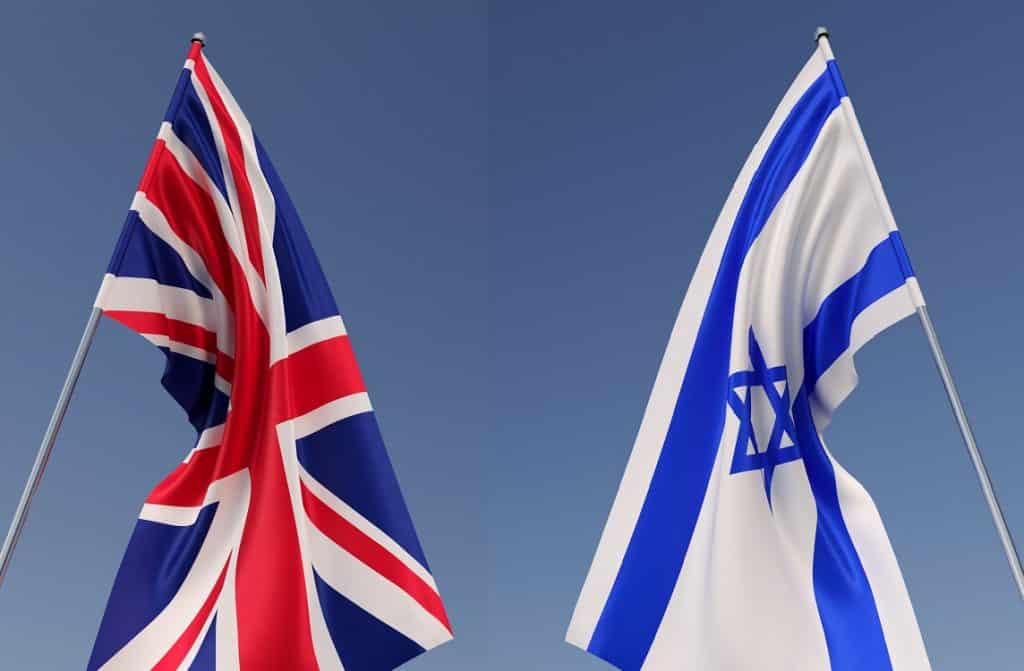 דגל ישראל ודגל אנגליה מתנופפים ברוח על רקע שמיים תכלת