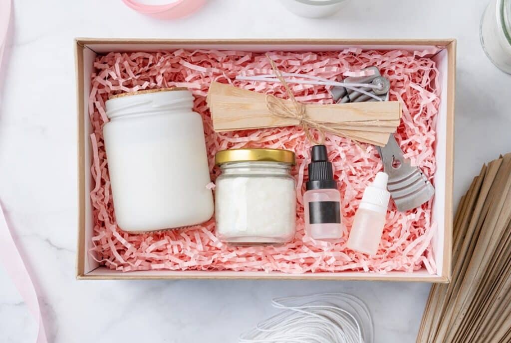 ערכת טיפוח באריזת מתנה עם צנצנות קרם וסרומים שונים לגוף ולפנים