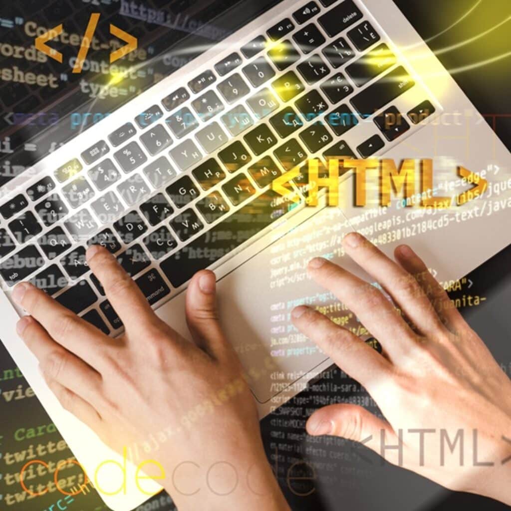 ידיים מעל מקלדת של מחשב כותבות שורות קוד עם האותיות HTML