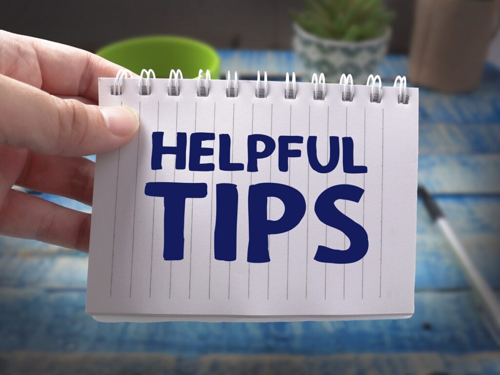 יד מחזיקה פנקס ועליו כתובות המילים טיפים מועילים בכחול