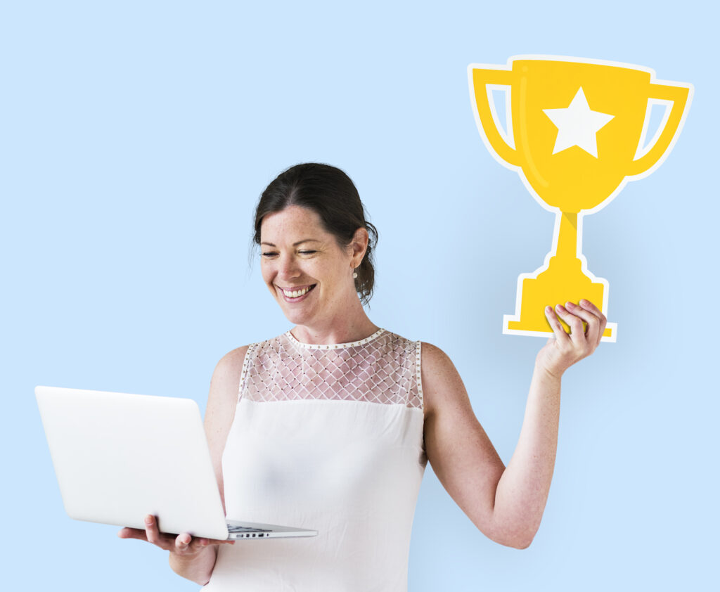 בחורה בחולצה לבנה מחזיקה מחשב נייד וגביע צהוב עם כוכב רקע תכלת