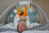 אוניברסיטה לתינוק: 7 משטחי פעילות מומלצים לתינוק לשנת 2026 [מדריך קנייה מקיף]