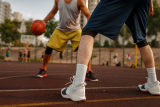 איך לשחק כדורסל: המדיך המקיף למשחק והחוקים [מעודכן לשנת 2024]