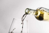 יין לבן: 10 יינות לבנים מומלצים לשנת 2024 [מדריך בחירה מקיף]